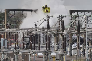 Bombeiros na subestação elétrica do norte Hyde, que pegou fogo